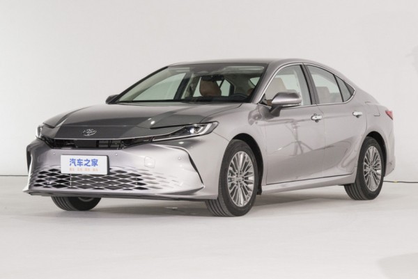 Свежая Toyota Camry для Китая: не только электромобиль