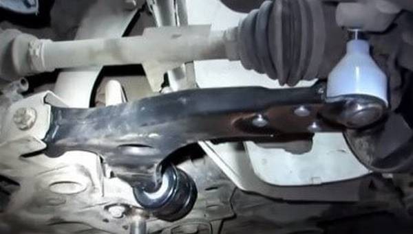 Смена рукояток и амортизаторов передней подвески Ford Focus 2