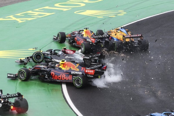 Искры, вырывающиеся шины и обгон на последнем круге. Лучшие кадры знакового сезона «Формулы-1»