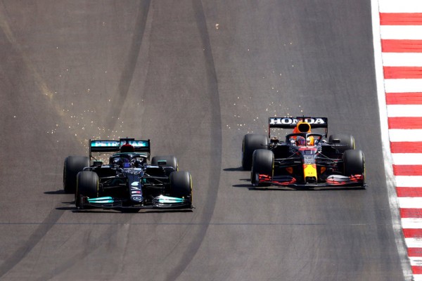 Искры, вырывающиеся шины и обгон на последнем круге. Лучшие кадры знакового сезона «Формулы-1»